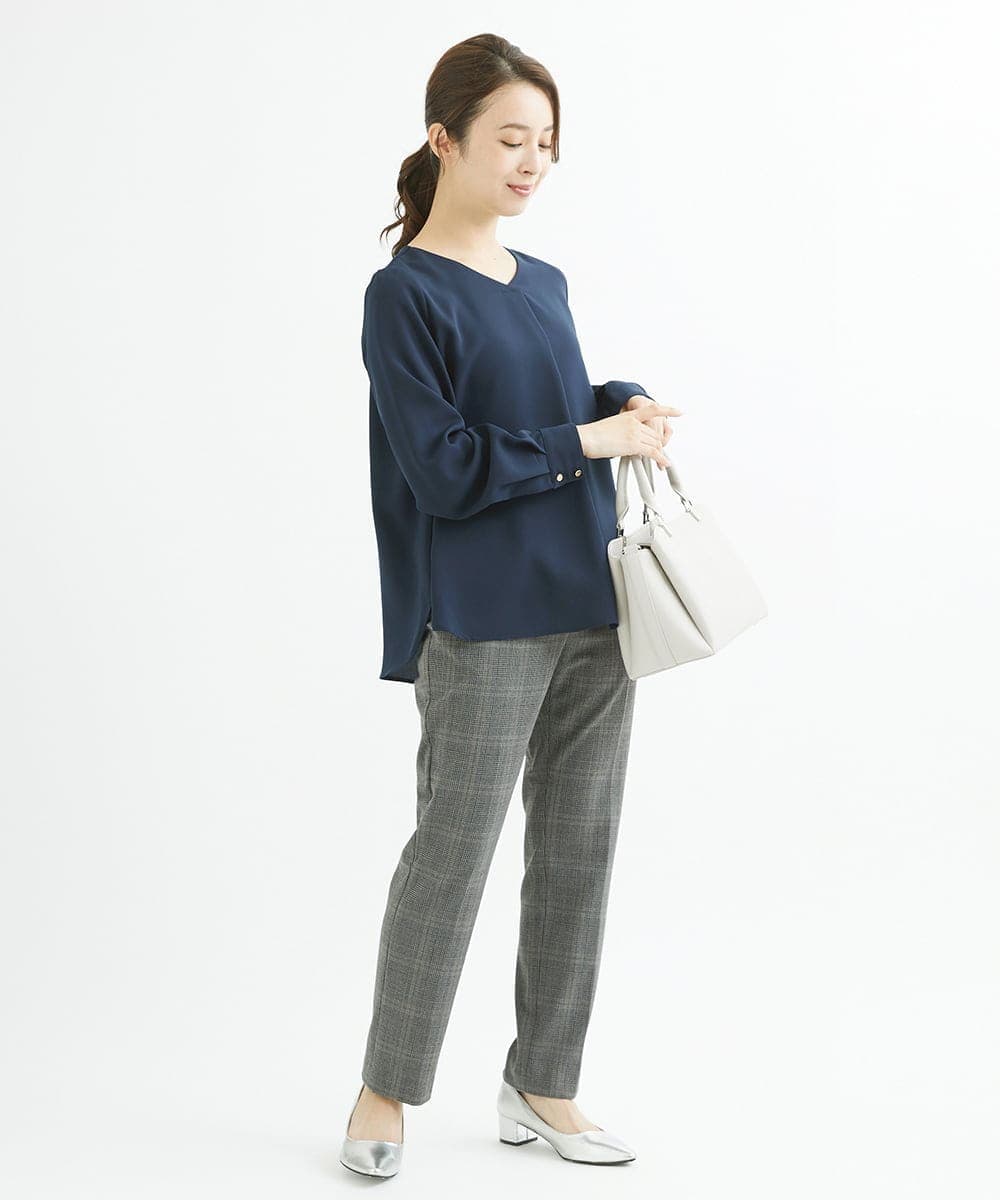 F1BJU33130 MK MICHEL KLEIN(小さいサイズ)(メゾン ドゥ サンク) 【小さいサイズ】タックVネックブラウス/洗える ネイビー