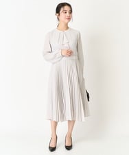 F1EFA02210 MK MICHEL KLEIN(小さいサイズ)(メゾン ドゥ サンク) 【小さいサイズ】ボウタイプリーツジョーゼットワンピース/洗える ライトグレー