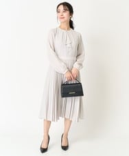 F1EFA02210 MK MICHEL KLEIN(小さいサイズ)(メゾン ドゥ サンク) 【小さいサイズ】ボウタイプリーツジョーゼットワンピース/洗える ライトグレー