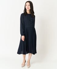 F1EFA02210 MK MICHEL KLEIN(小さいサイズ)(メゾン ドゥ サンク) 【小さいサイズ】ボウタイプリーツジョーゼットワンピース/洗える ライトグレー