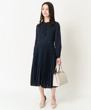 F1EFA02210 MK MICHEL KLEIN(小さいサイズ)(メゾン ドゥ サンク) 【小さいサイズ】ボウタイプリーツジョーゼットワンピース/洗える ライトグレー