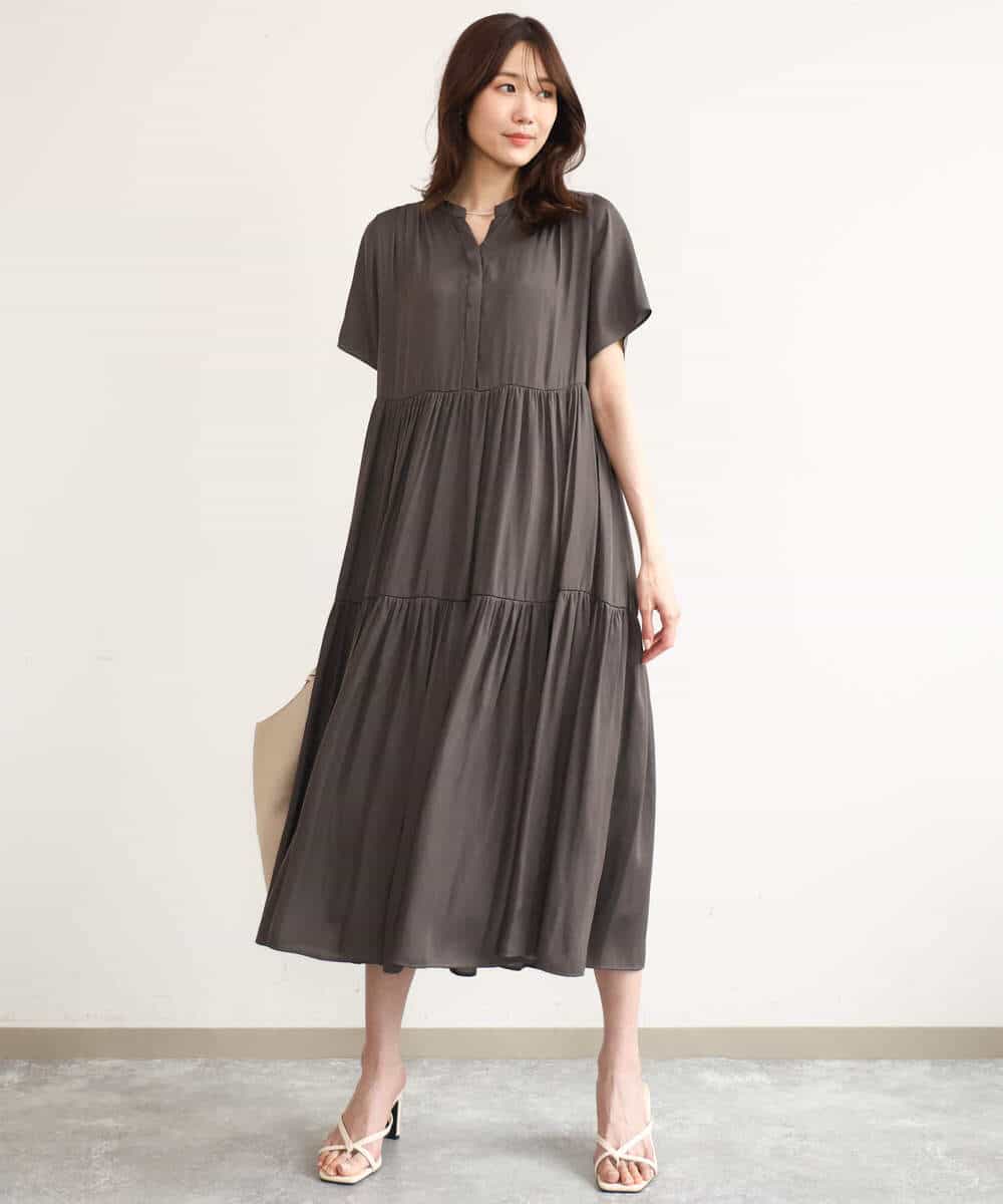 F1EJD72210 MK MICHEL KLEIN(小さいサイズ)(メゾン ドゥ サンク) [UVカット/接触冷感/洗える]ティアードデザインサテンワンピース ダークグレー