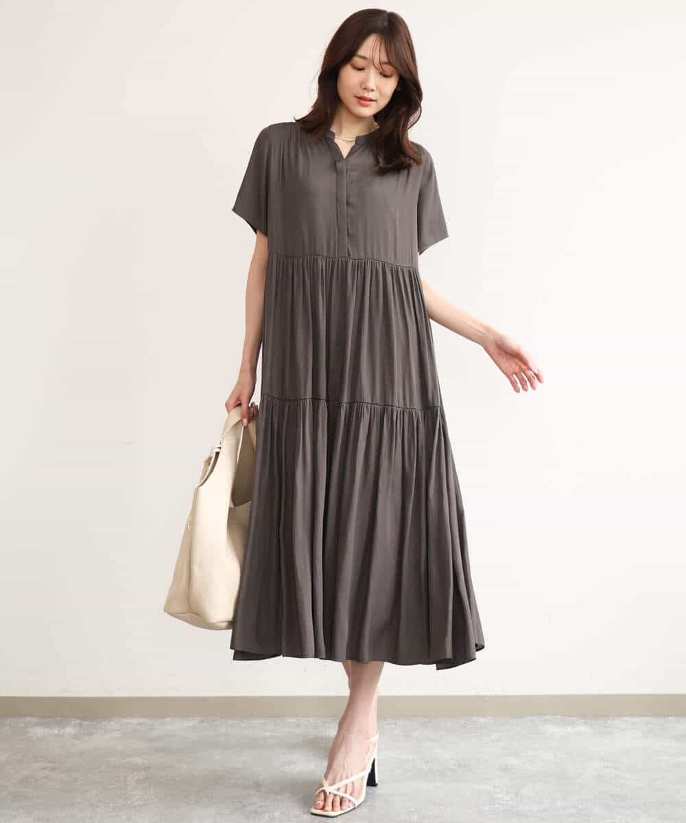 F1EJD72210 MK MICHEL KLEIN(小さいサイズ)(メゾン ドゥ サンク) [UVカット/接触冷感/洗える]ティアードデザインサテンワンピース ダークグレー