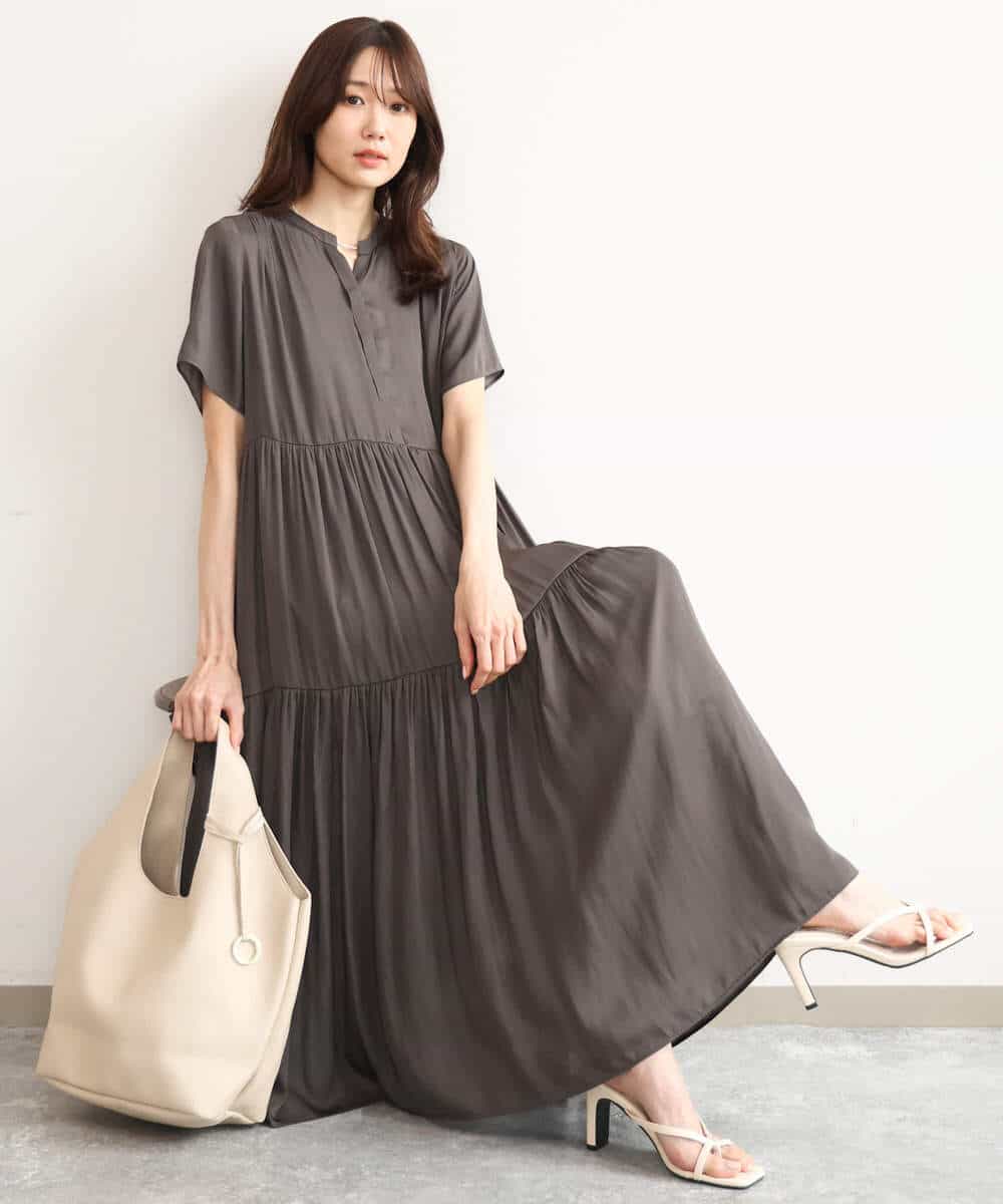 F1EJD72210 MK MICHEL KLEIN(小さいサイズ)(メゾン ドゥ サンク) [UVカット/接触冷感/洗える]ティアードデザインサテンワンピース ダークグレー