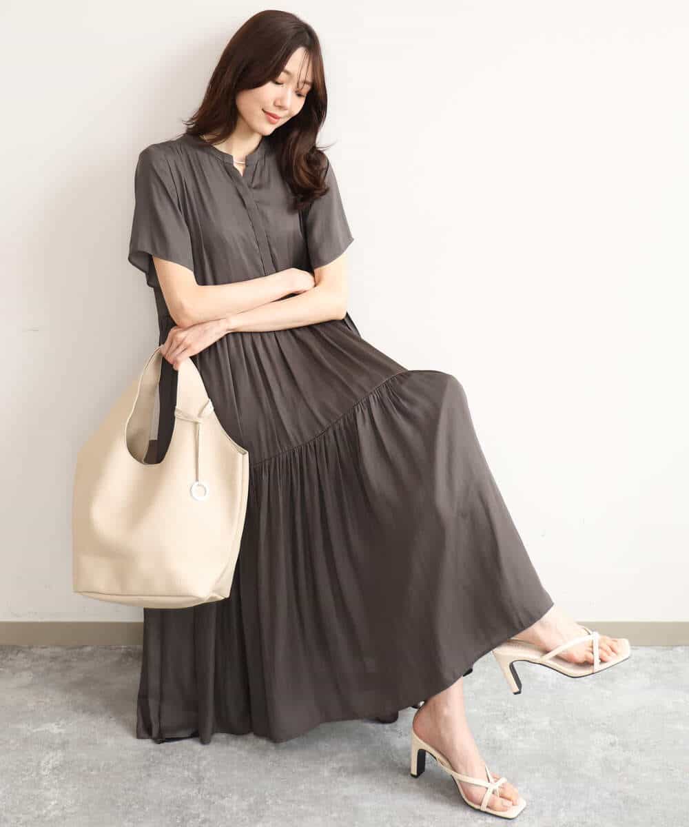 F1EJD72210 MK MICHEL KLEIN(小さいサイズ)(メゾン ドゥ サンク) [UVカット/接触冷感/洗える]ティアードデザインサテンワンピース ダークグレー
