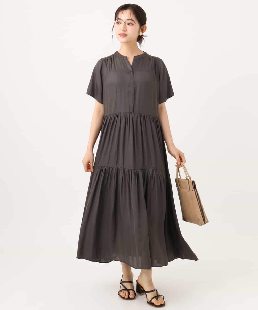 F1EJD72210 MK MICHEL KLEIN(小さいサイズ)(メゾン ドゥ サンク) [UVカット/接触冷感/洗える]ティアードデザインサテンワンピース ダークグレー
