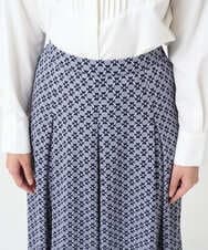 F1HAD03150 MK MICHEL KLEIN(小さいサイズ)(メゾン ドゥ サンク) 【小さいサイズ】スクエア幾何柄フレアースカート/洗濯機で洗える グレイッシュブルー