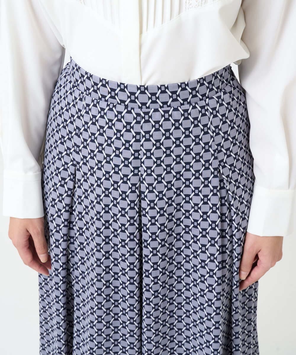 F1HAD03150 MK MICHEL KLEIN(小さいサイズ)(メゾン ドゥ サンク) 【小さいサイズ】スクエア幾何柄フレアースカート/洗濯機で洗える グレイッシュブルー