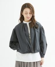 F1JAX33210 MK MICHEL KLEIN(小さいサイズ)(メゾン ドゥ サンク) 【小さいサイズ】ノーカラーナイロンブルゾン/洗える オリーブ