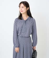 F1KAD40140 MK MICHEL KLEIN(小さいサイズ)(メゾン ドゥ サンク) 【小さいサイズ】スクエア幾何柄ボウタイカットソー/洗濯機で洗える グレイッシュブルー