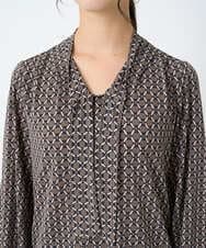 F1KAD40140 MK MICHEL KLEIN(小さいサイズ)(メゾン ドゥ サンク) 【小さいサイズ】スクエア幾何柄ボウタイカットソー/洗濯機で洗える ダークブラウン