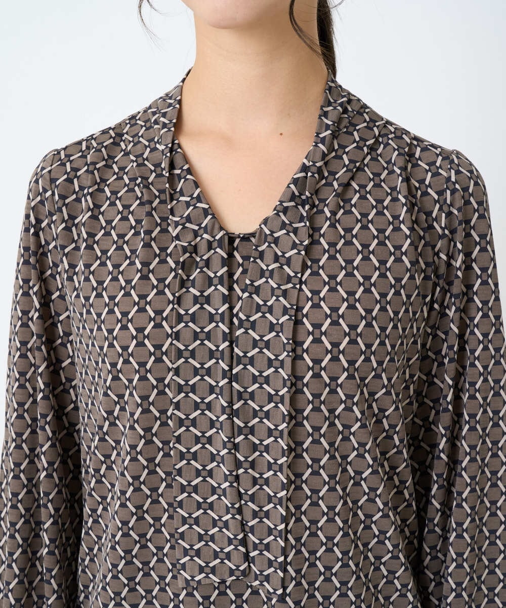 F1KAD40140 MK MICHEL KLEIN(小さいサイズ)(メゾン ドゥ サンク) 【小さいサイズ】スクエア幾何柄ボウタイカットソー/洗濯機で洗える ダークブラウン