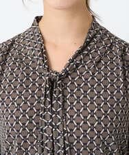 F1KAD40140 MK MICHEL KLEIN(小さいサイズ)(メゾン ドゥ サンク) 【小さいサイズ】スクエア幾何柄ボウタイカットソー/洗濯機で洗える ダークブラウン