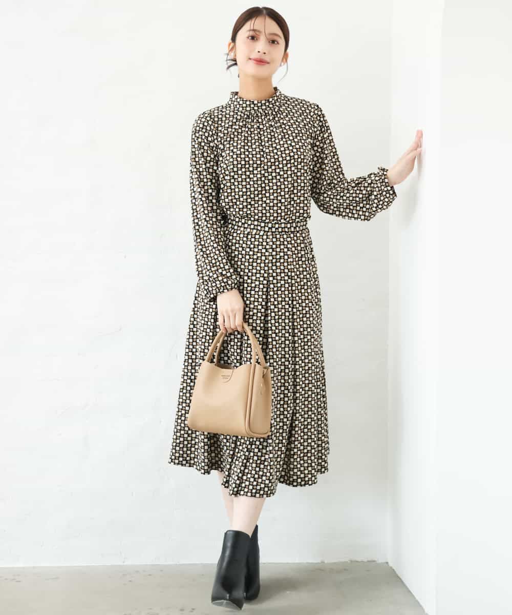 F1KAG46140 MK MICHEL KLEIN(小さいサイズ)(メゾン ドゥ サンク) 【小さいサイズ】[洗える]スクエア幾何柄スタンドネックカットソー ブラウン