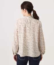 FIBGD13080 OFUON le MK(オフオン　ル　エムケー) レトロフラワープリント フリルネックブラウス/洗える/WEB限定サイズあり ベージュ