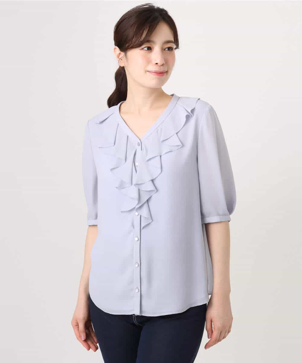 FIBGD16080 OFUON le MK(オフオン　ル　エムケー) ジョーゼットVネックフリルブラウス/洗える/WEB限定サイズあり グレイッシュブルー