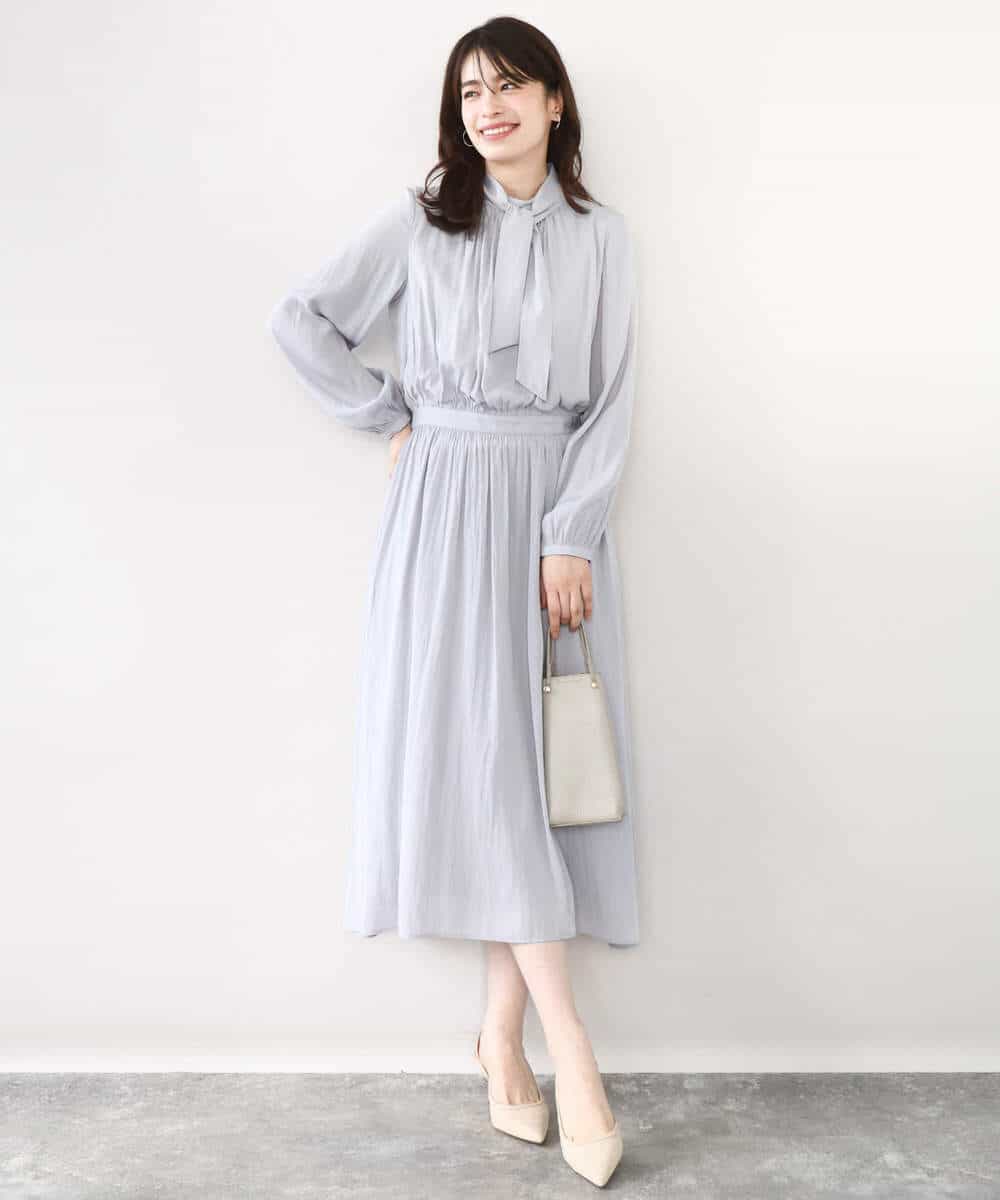 FIEFD13110 OFUON le MK(オフオン　ル　エムケー) パウダーサテン ボウタイワンピース/洗える/WEB限定サイズあり グレイッシュブルー