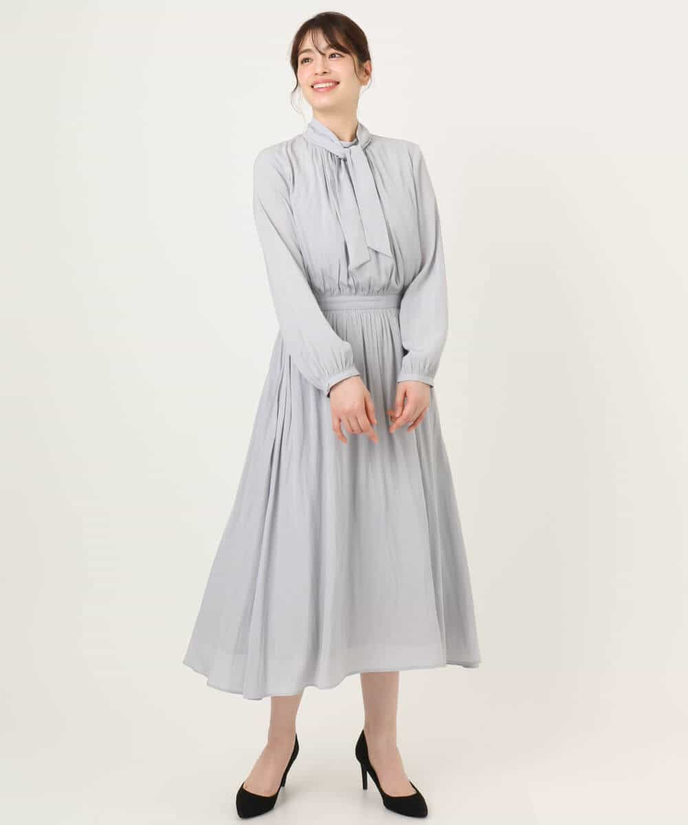FIEFD13110 OFUON le MK(オフオン　ル　エムケー) パウダーサテン ボウタイワンピース/洗える/WEB限定サイズあり グレイッシュブルー