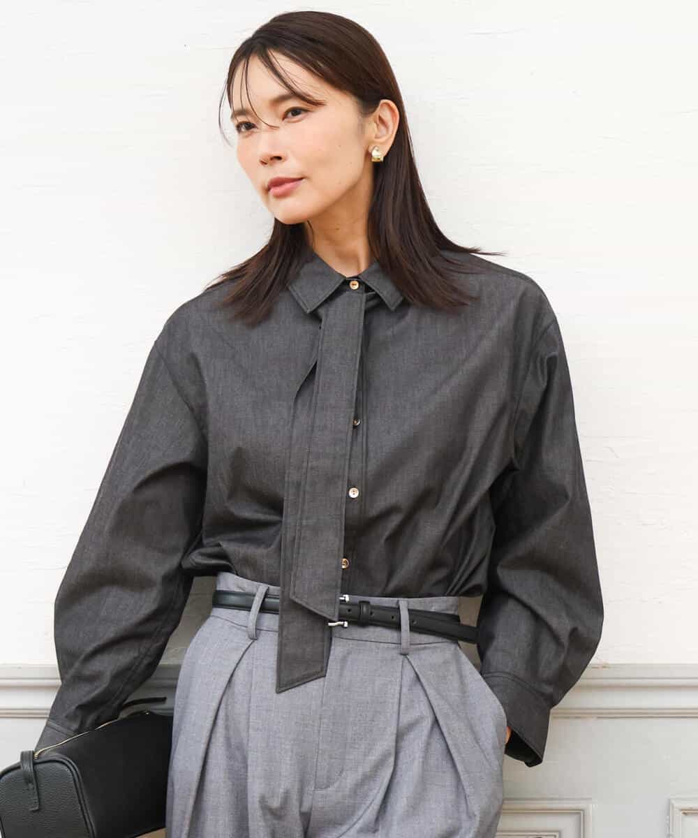 FKBAG56160 MK MICHEL KLEIN(MK ミッシェルクラン) [洗える]ボウタイ付きデニムライクシャツブラウス ライトブルー（デニム調）