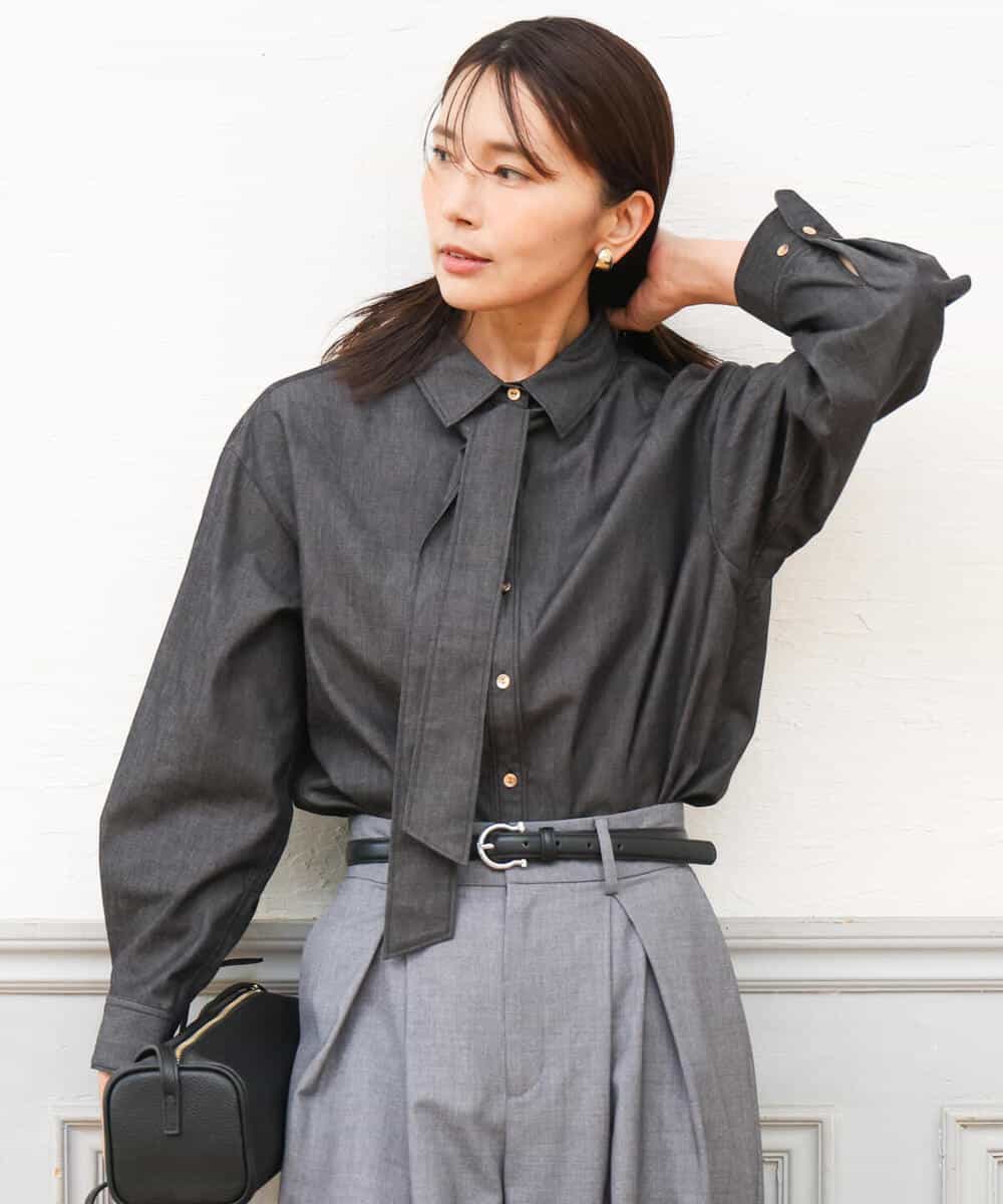 FKBAG56160 MK MICHEL KLEIN(MK ミッシェルクラン) [洗える]ボウタイ付きデニムライクシャツブラウス ライトブルー（デニム調）
