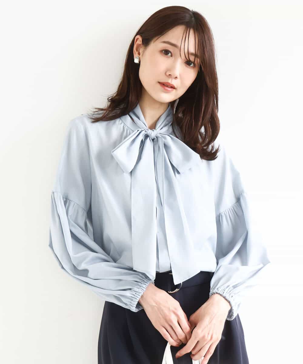 FKBFD10150 MK MICHEL KLEIN(MK ミッシェルクラン) ボウ付きバンドカラーブラウス/洗える ライトブルー