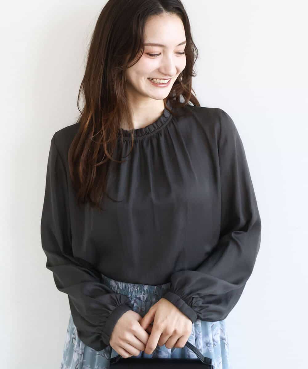 FKBGD23140 MK MICHEL KLEIN(MK ミッシェルクラン) サテンフリルネックブラウス/接触冷感/UVカット/洗える ダークグレー