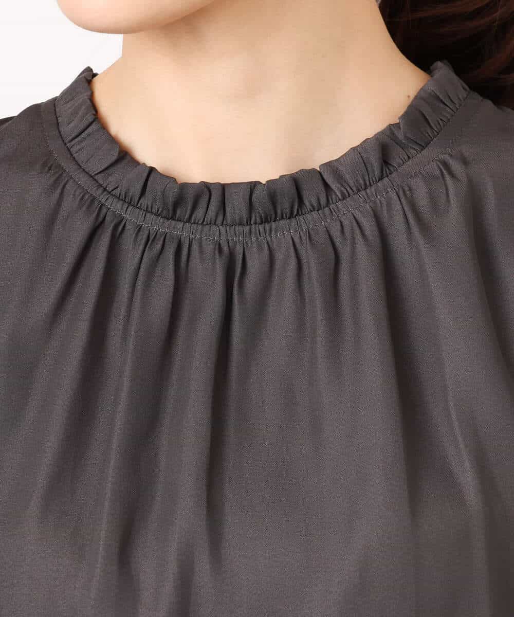 FKBGD23140 MK MICHEL KLEIN(MK ミッシェルクラン) サテンフリルネックブラウス/接触冷感/UVカット/洗える ダークグレー