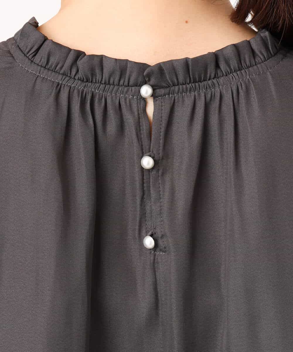 FKBGD23140 MK MICHEL KLEIN(MK ミッシェルクラン) サテンフリルネックブラウス/接触冷感/UVカット/洗える ダークグレー