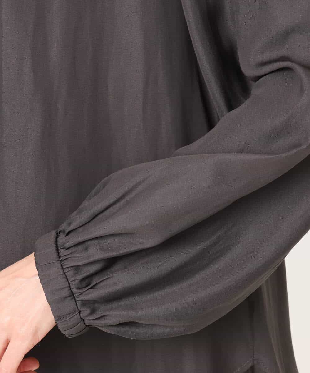 FKBGD23140 MK MICHEL KLEIN(MK ミッシェルクラン) サテンフリルネックブラウス/接触冷感/UVカット/洗える ダークグレー