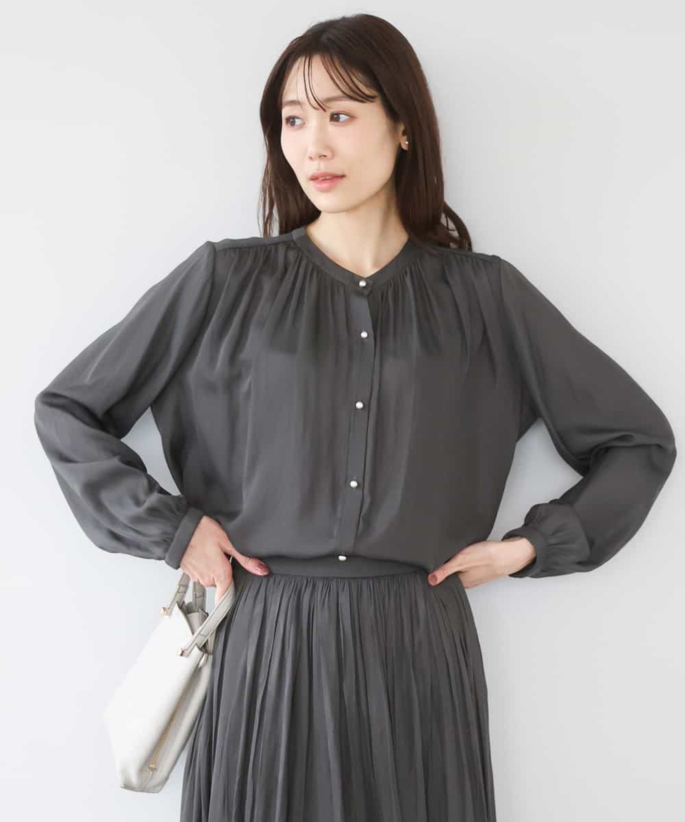 FKBGD35140 MK MICHEL KLEIN(MK ミッシェルクラン) バンドカラーサテンブラウス/接触冷感/UVカット/洗える ダークグレー