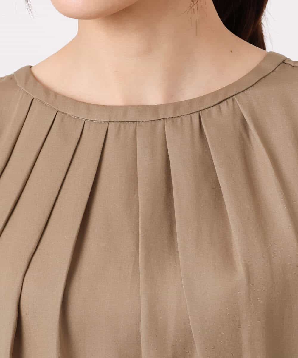 FKBGD53140 MK MICHEL KLEIN(MK ミッシェルクラン) [UVカット/接触冷感/洗える]サテン フロントタックデザインブラウス キャメル