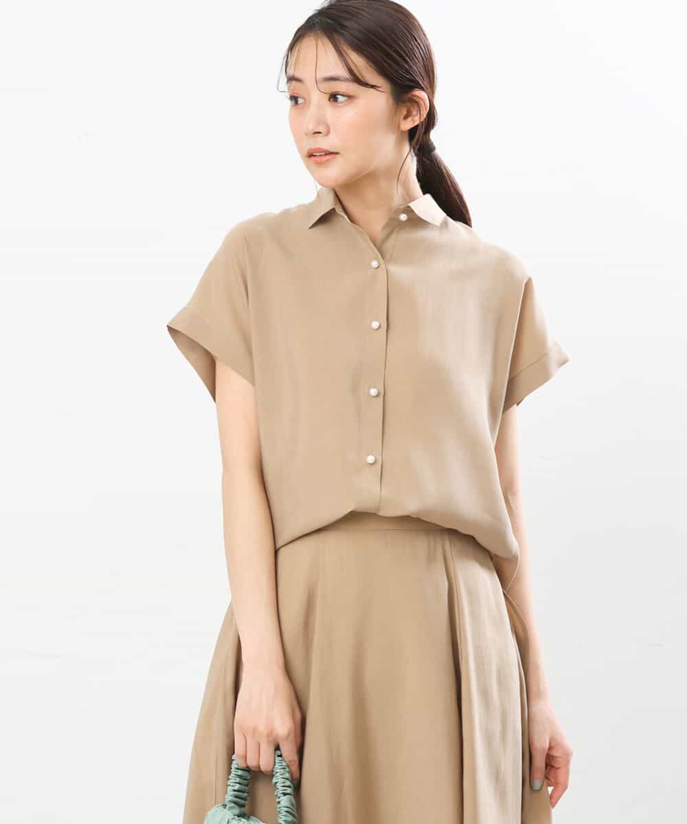 FKBGS58110 MK MICHEL KLEIN(MK ミッシェルクラン) フェイクパール釦シャツブラウス/洗える キャメル