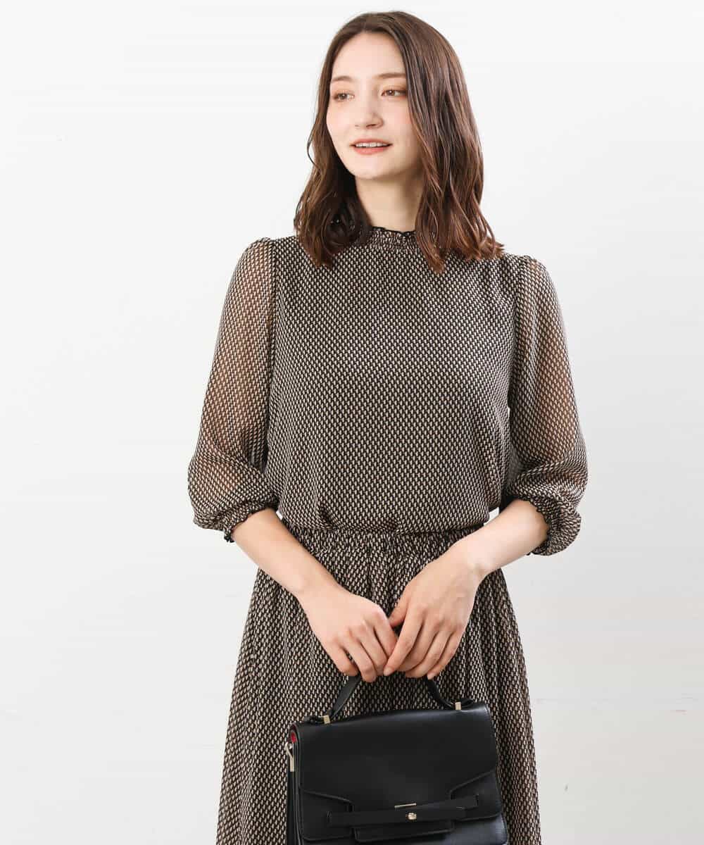FKBIS05130 MK MICHEL KLEIN(MK ミッシェルクラン) シャーリングデザイン幾何柄プリントブラウス/洗える ブラック