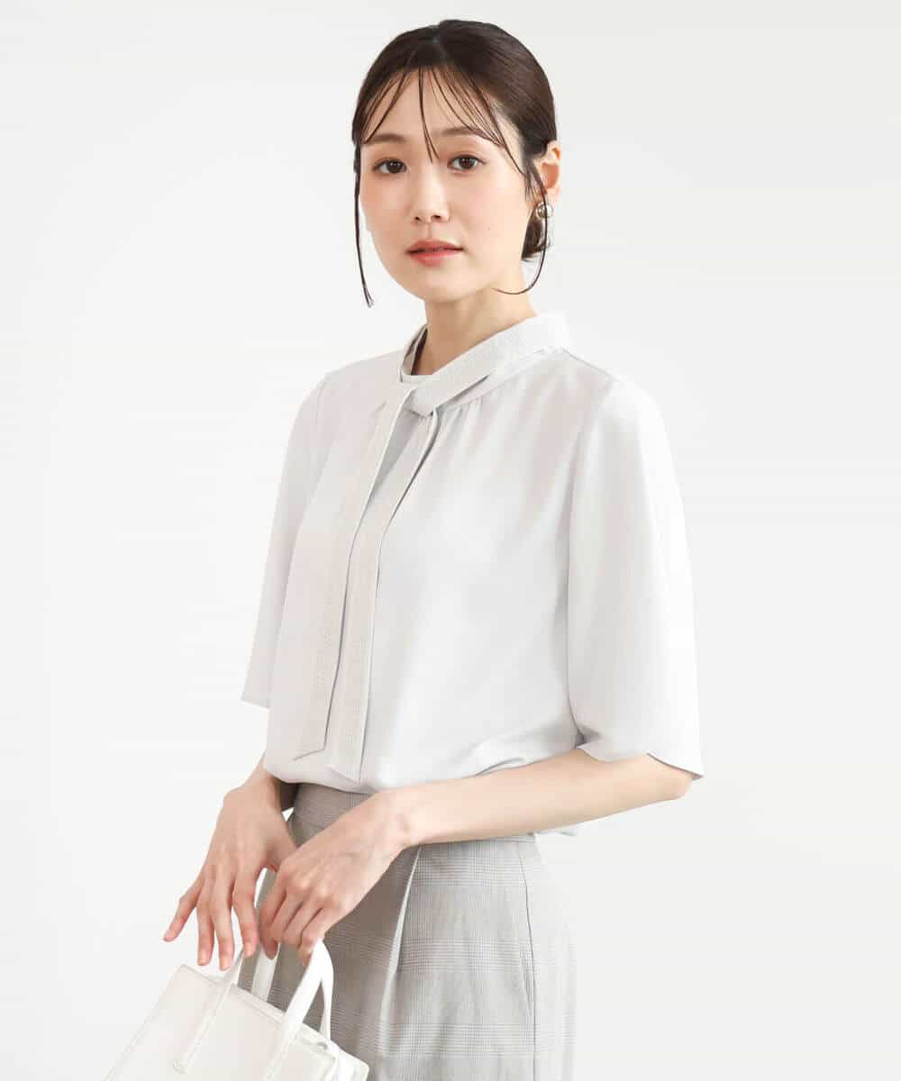FKBJD36160 MK MICHEL KLEIN(MK ミッシェルクラン) [洗える]レースボウタイ付きスタンドネックブラウス ライトブルー
