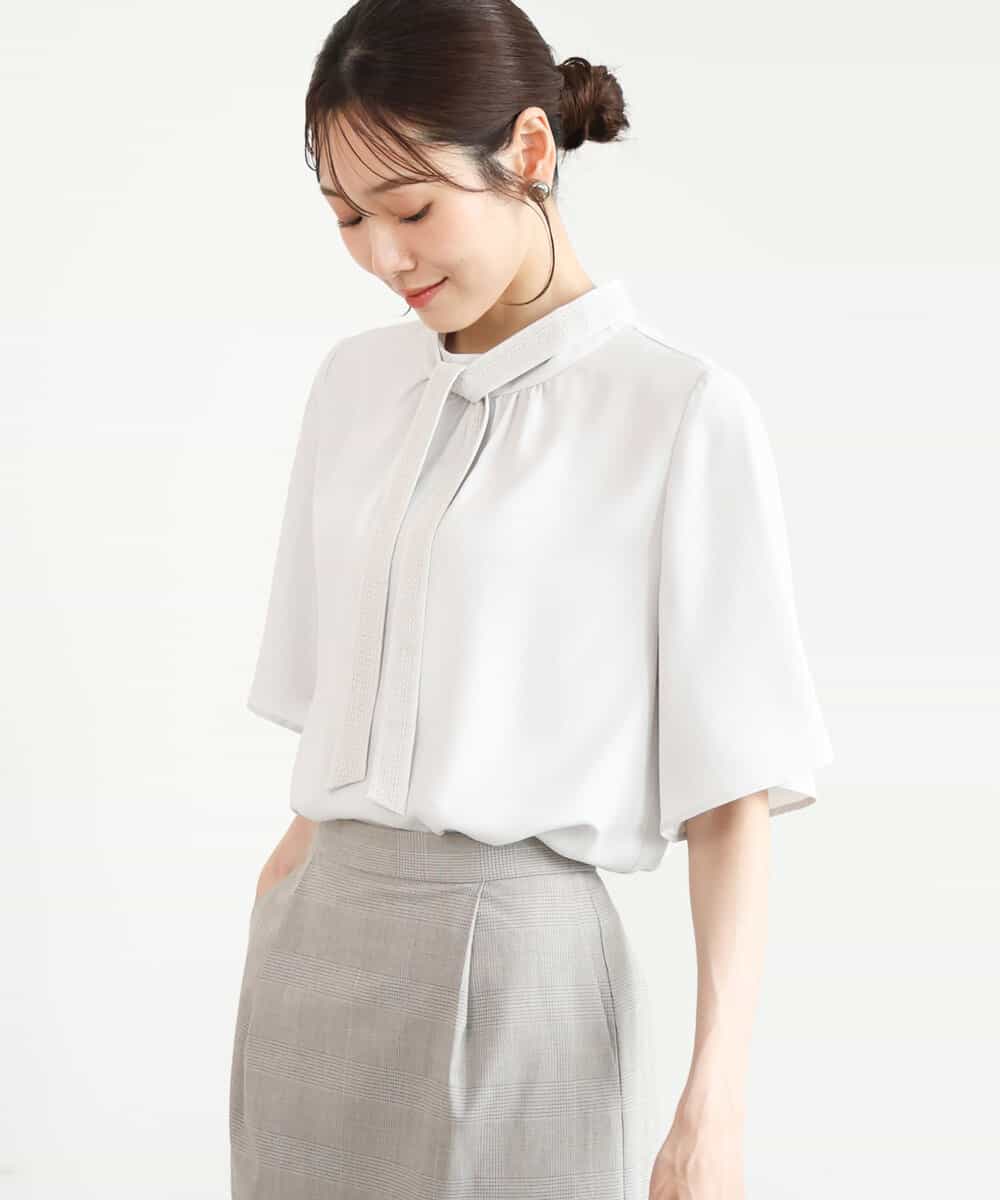 FKBJD36160 MK MICHEL KLEIN(MK ミッシェルクラン) [洗える]レースボウタイ付きスタンドネックブラウス ライトグレー