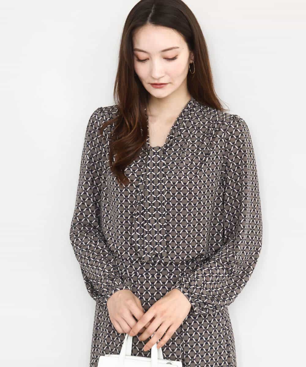 FKKAD40140 MK MICHEL KLEIN(MK ミッシェルクラン) スクエア幾何柄ボウタイカットソー/洗える グレイッシュブルー