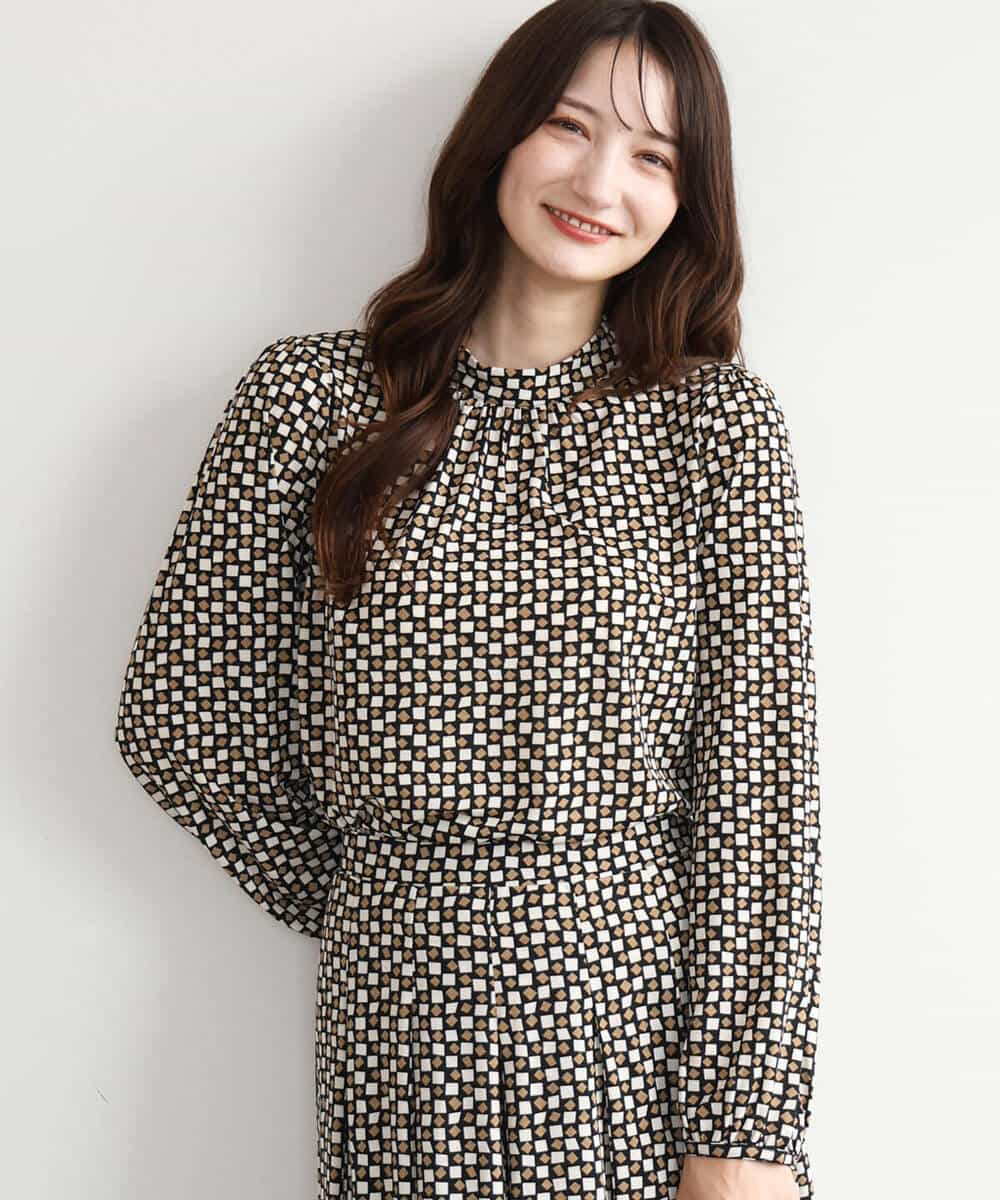 FKKAG46140 MK MICHEL KLEIN(MK ミッシェルクラン) [洗える]スクエア幾何柄スタンドネックカットソー ベージュ