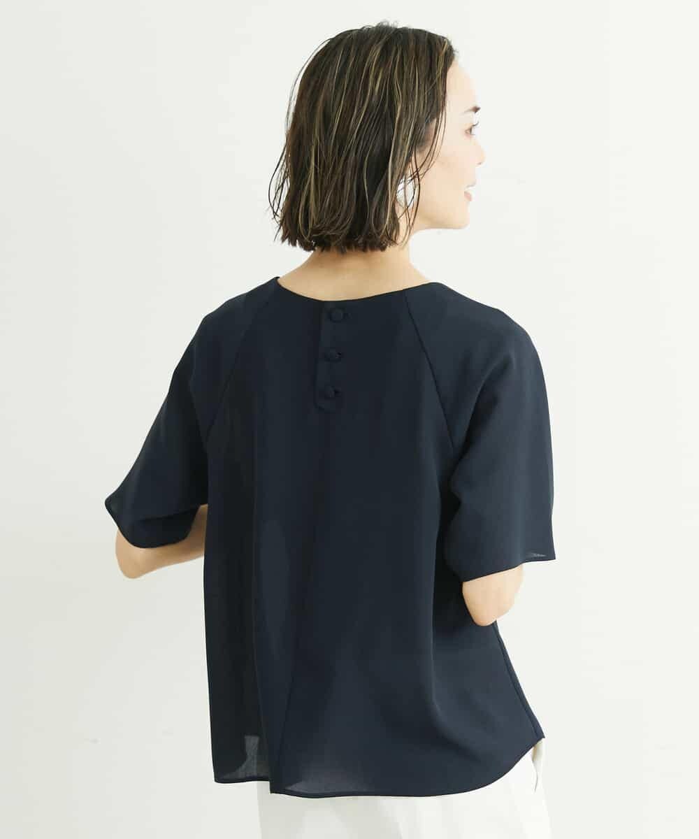 FMBFS26170 MICHEL KLEIN(ミッシェルクラン) [定番素材]バックボタンデザインブラウス ネイビー(57)