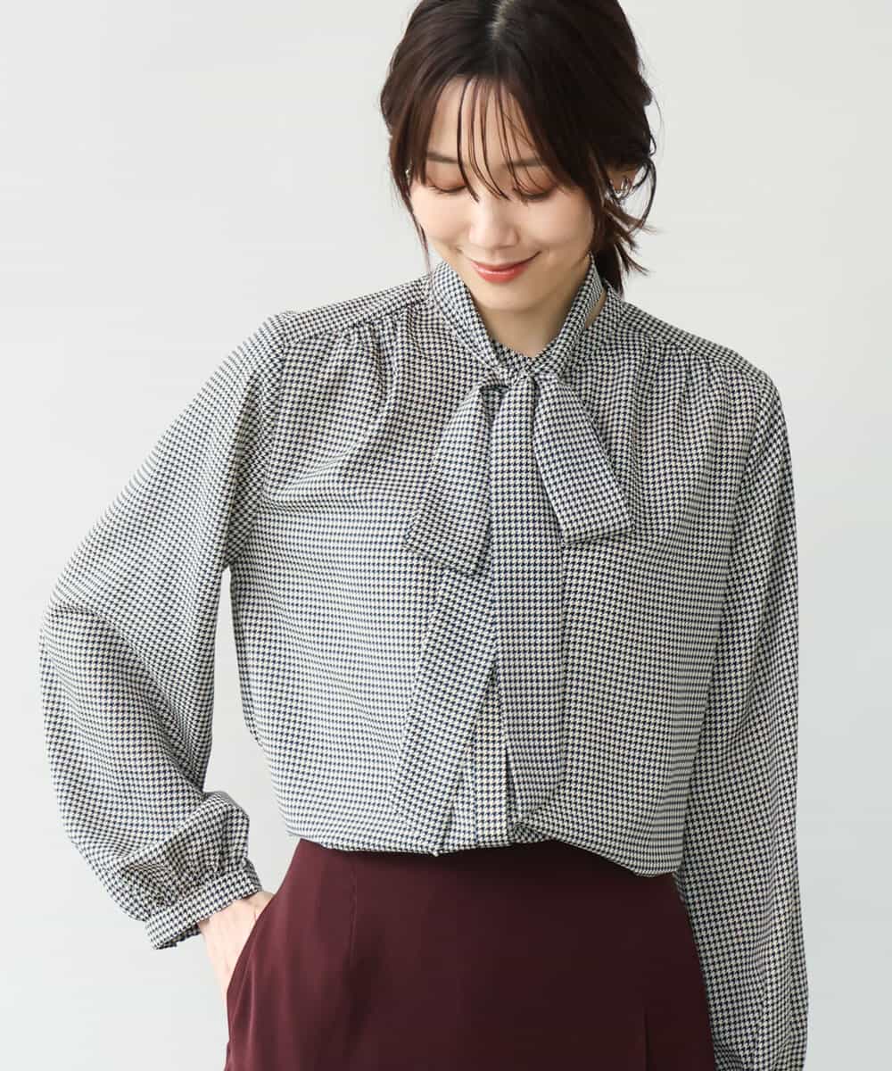 FOBAG59150 MK MICHEL KLEIN(MK ミッシェルクラン) [洗える]ボウタイ付き千鳥柄ブラウス ベージュ×ネイビー