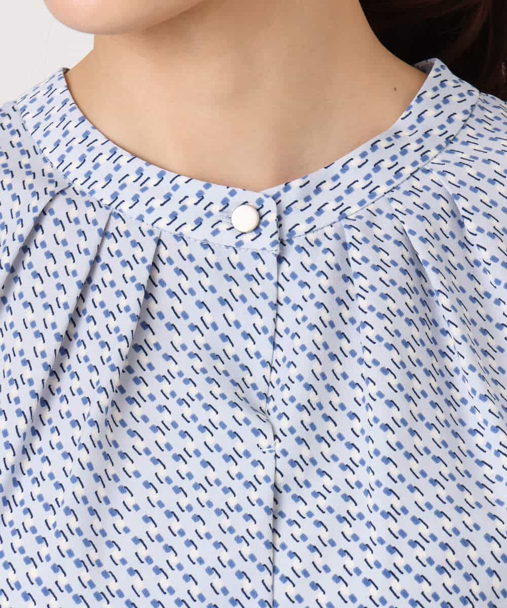 FOBGD21140 MK MICHEL KLEIN(MK ミッシェルクラン) 幾何柄バンドカラーブラウス/洗える ライトブルー