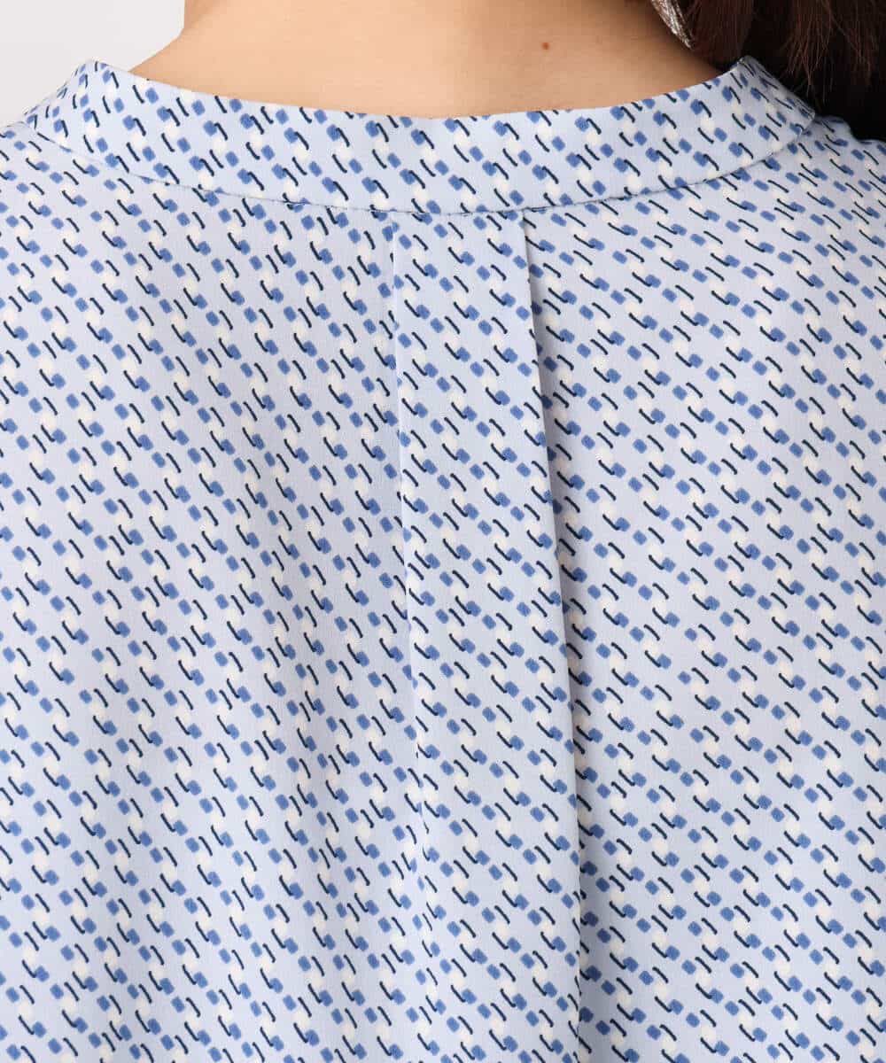 FOBGD21140 MK MICHEL KLEIN(MK ミッシェルクラン) 幾何柄バンドカラーブラウス/洗える ライトブルー