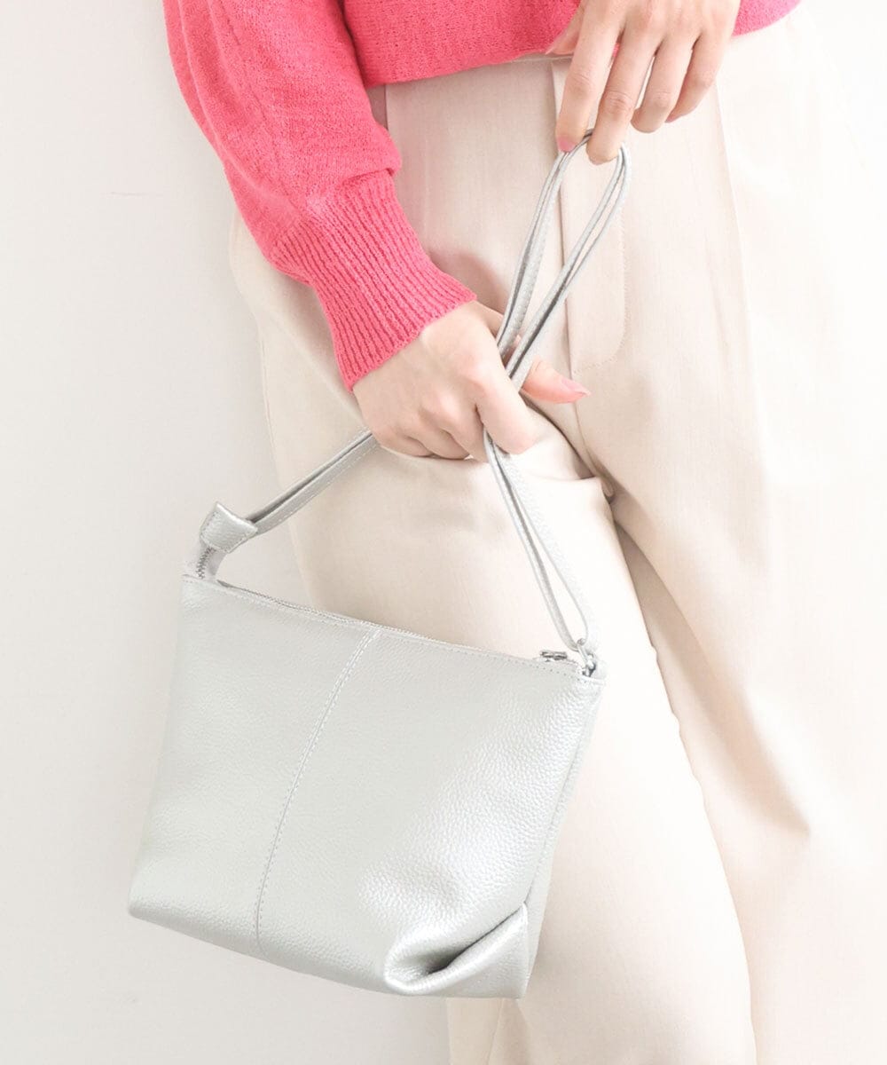 FR5GD01130 MK MICHEL KLEIN(MK ミッシェルクラン) シュリングレザー台形ショルダーバッグ シルバー