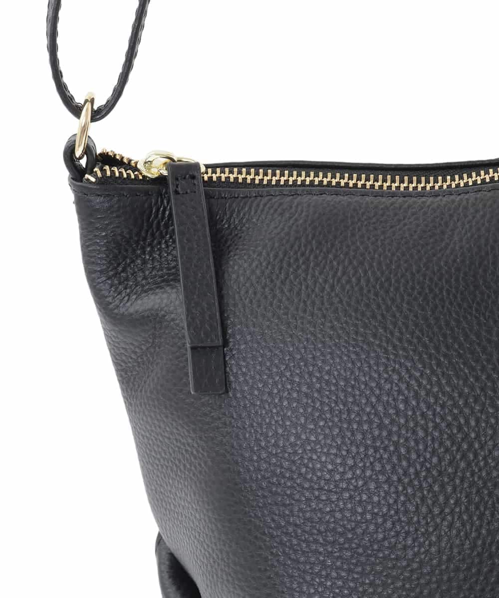 FR5GD01130 MK MICHEL KLEIN(MK ミッシェルクラン) シュリングレザー台形ショルダーバッグ シルバー