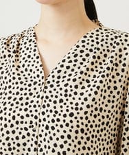 GBBEE03330 Sybilla(シビラ) ランダムドットプリントブラウス ベージュ×ブラック