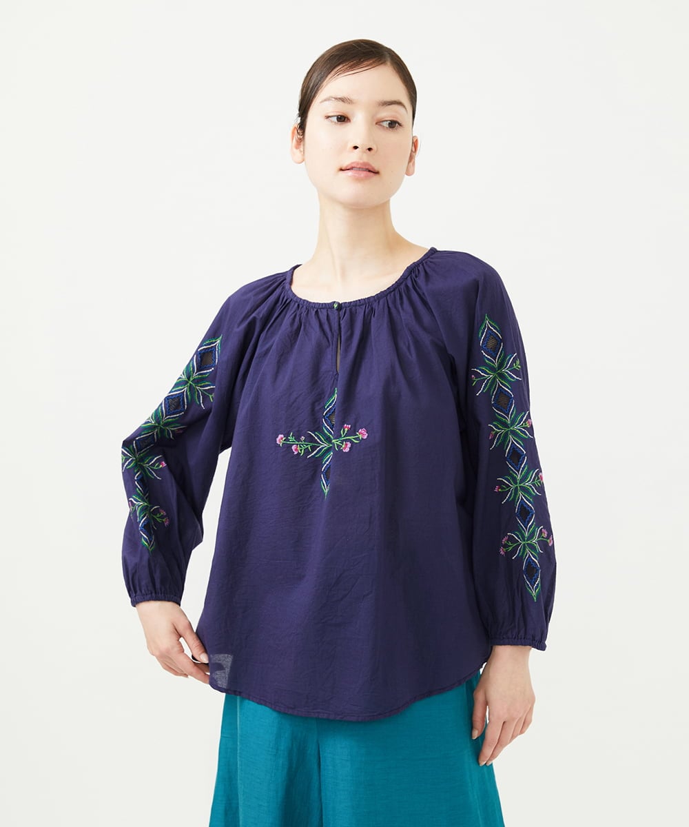 GBBHA38400 Sybilla(シビラ) 【INDIA】フラワー&ボーラー刺繍ブラウス ネイビー