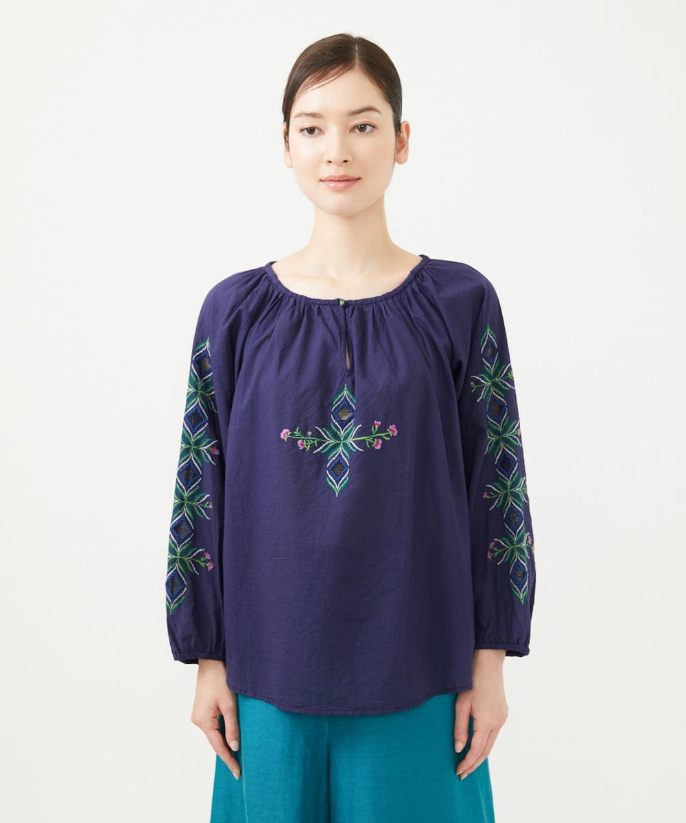 GBBHA38400 Sybilla(シビラ) 【INDIA】フラワー&ボーラー刺繍ブラウス ネイビー