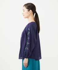GBBHA38400 Sybilla(シビラ) 【INDIA】フラワー&ボーラー刺繍ブラウス ネイビー