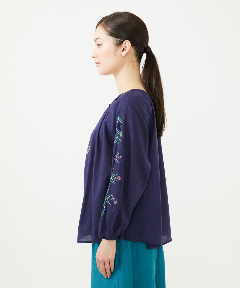 GBBHA38400 Sybilla(シビラ) 【INDIA】フラワー&ボーラー刺繍ブラウス ネイビー