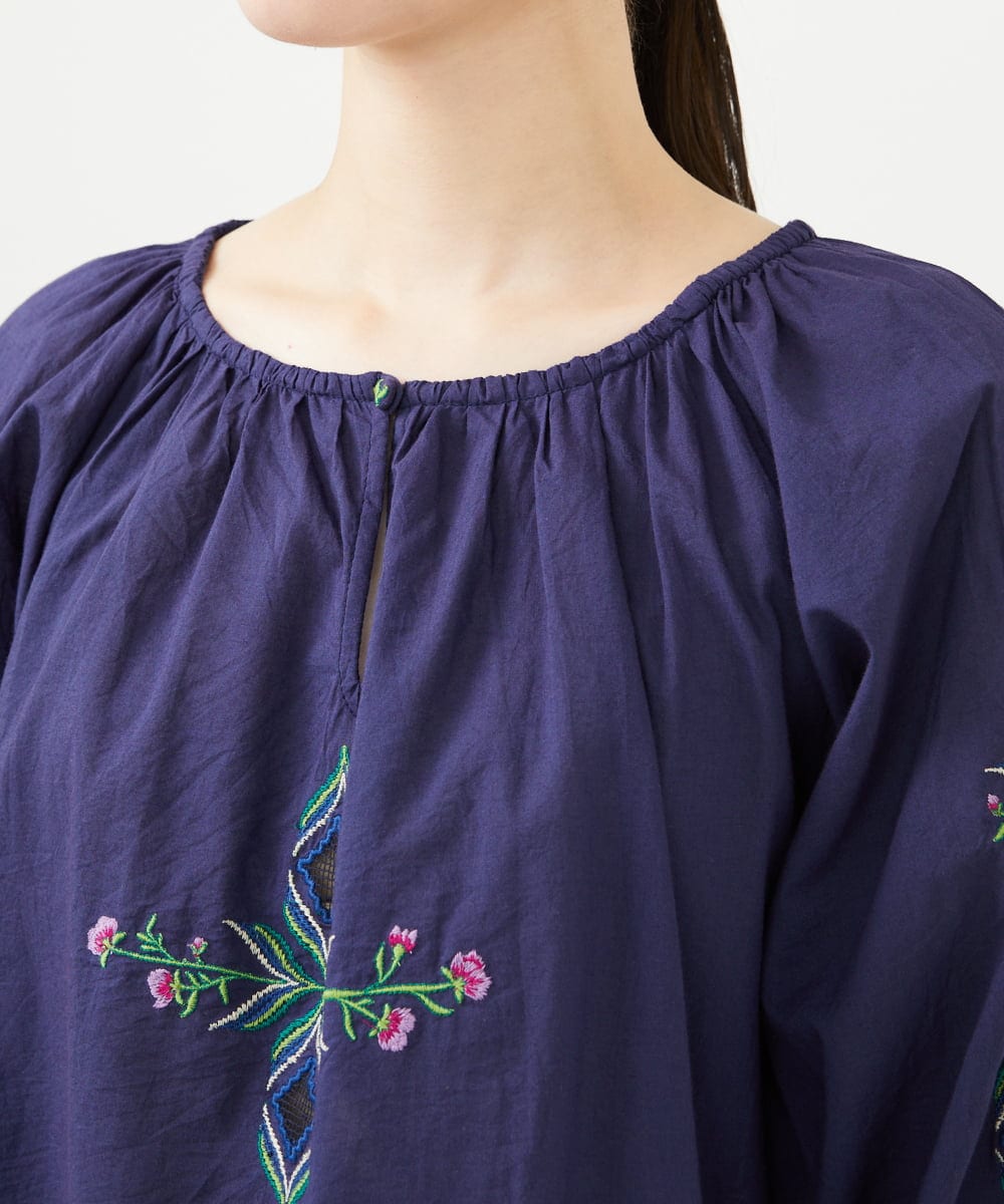 GBBHA38400 Sybilla(シビラ) 【INDIA】フラワー&ボーラー刺繍ブラウス ネイビー