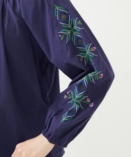 GBBHA38400 Sybilla(シビラ) 【INDIA】フラワー&ボーラー刺繍ブラウス ネイビー